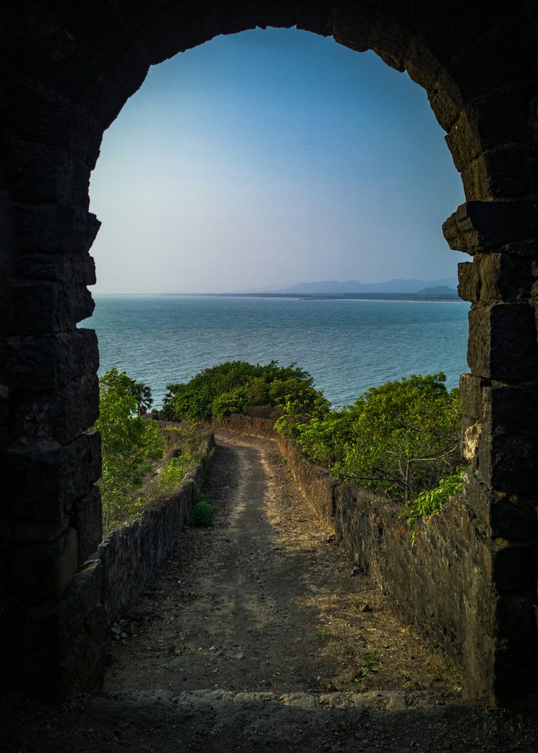 encadrement en pierre, chemin vers la mer