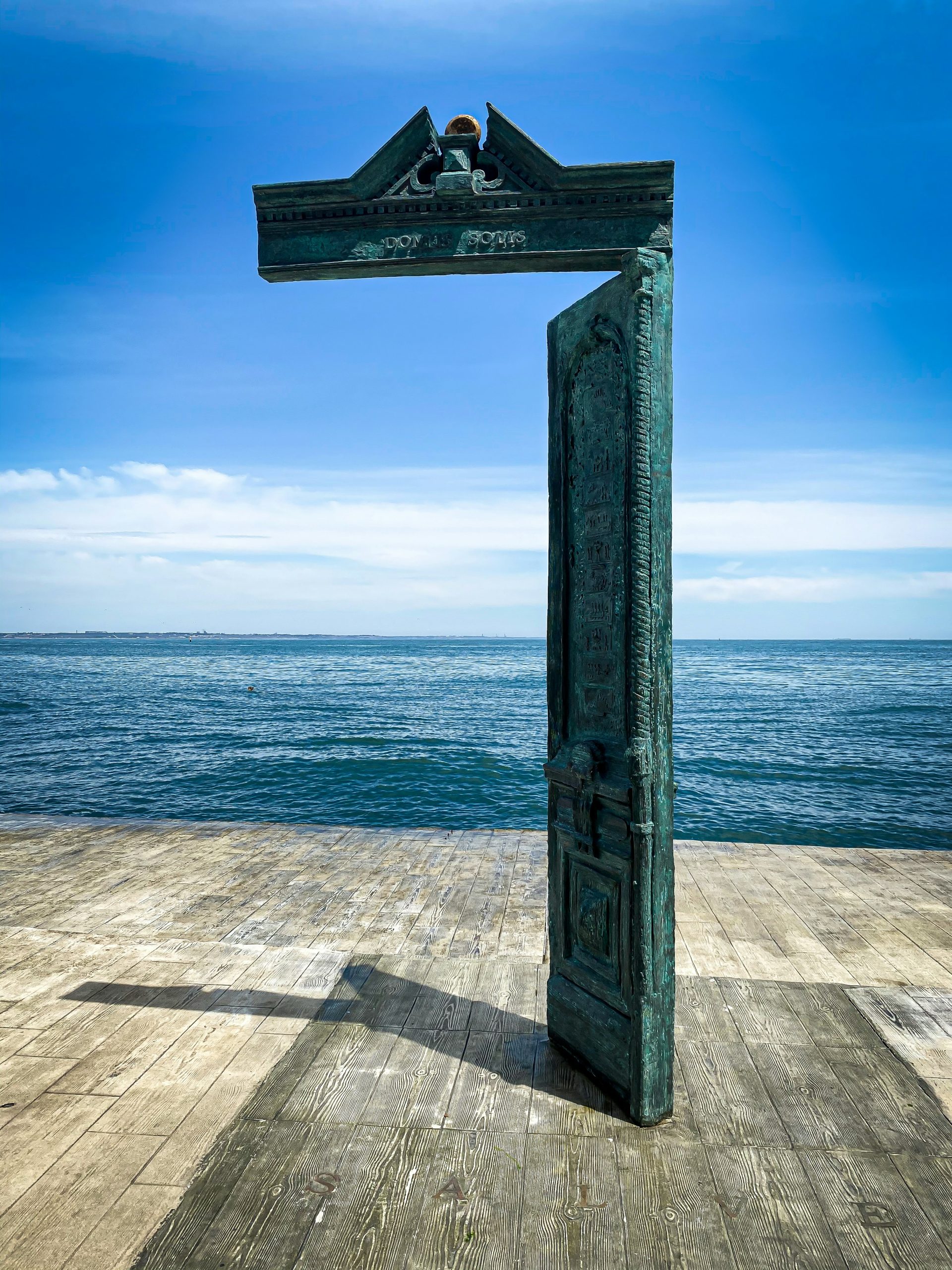 porte ouverte face à la mer